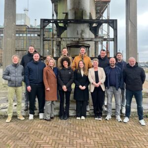 groep volwassenen in de buitenlucht die poseren voor een foto